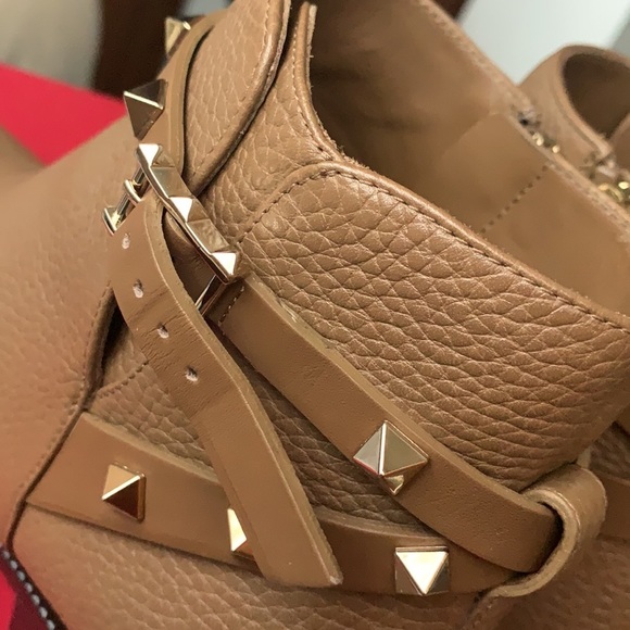 🌈ROCKSTUD Ankle Boot
VALENTINO GARAVANI SIZE8US🌈 - Picture 11 of 16